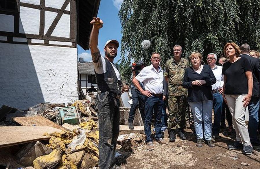 Alemania: Angela Merkel recorrió las zonas devastadas por ...